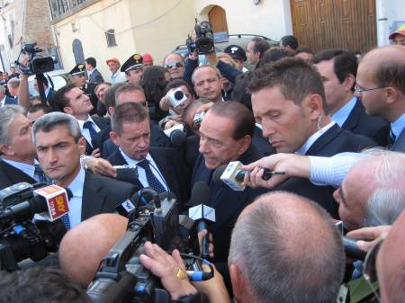 La visita di Berlusconi a San Giuliano