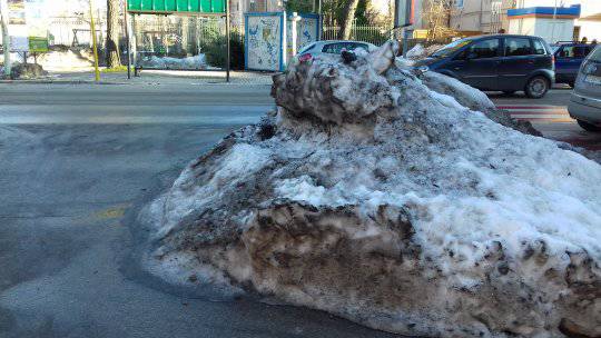 Cumuli di neve sporca