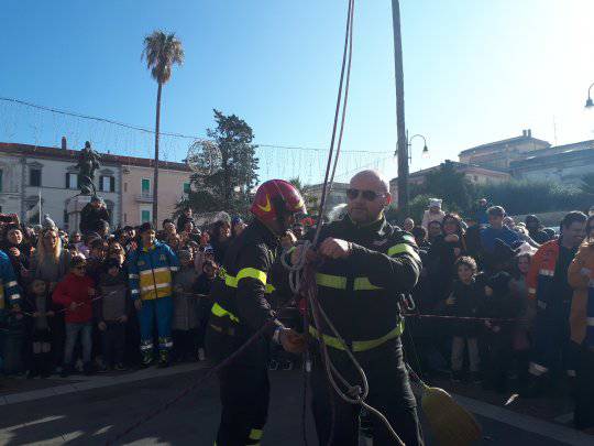 In volo sulla piazza, la Befana arriva con i vigili del fuoco