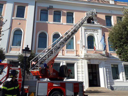 In volo sulla piazza, la Befana arriva con i vigili del fuoco