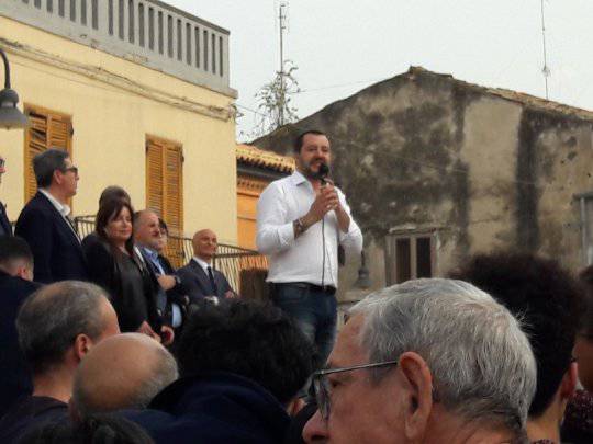 Salvini popstar in piazza Duomo