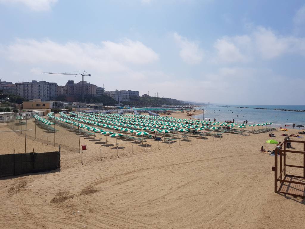 bagnanti sulla spiaggia Termoli 