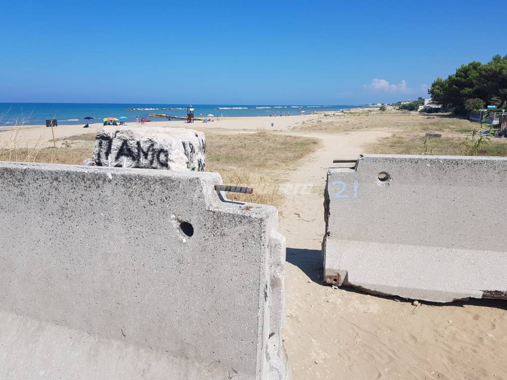 lastre-cemento-per-impedire-accesso-in-spiaggia-ai-veicoli-133796