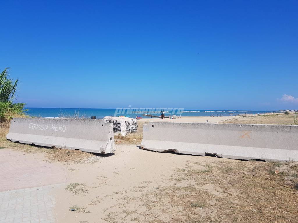 lastre-cemento-per-impedire-accesso-in-spiaggia-ai-veicoli-133798