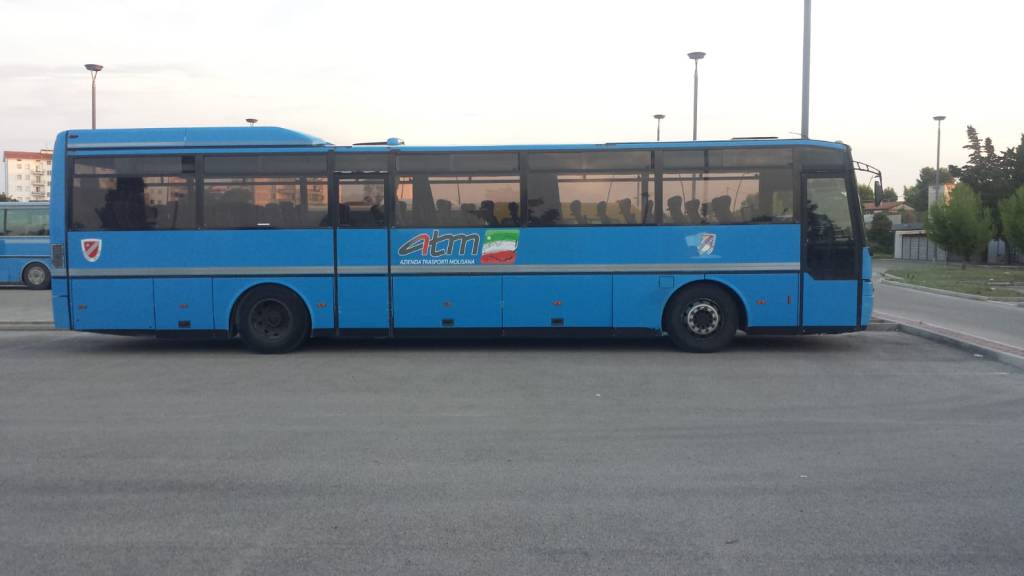 cimitero occupato da autobus