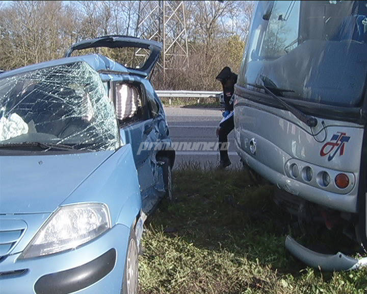 bus-pieno-di-studenti-contro-auto-140082