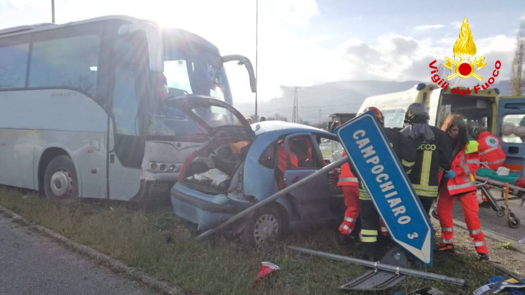 bus-pieno-di-studenti-contro-auto-140095