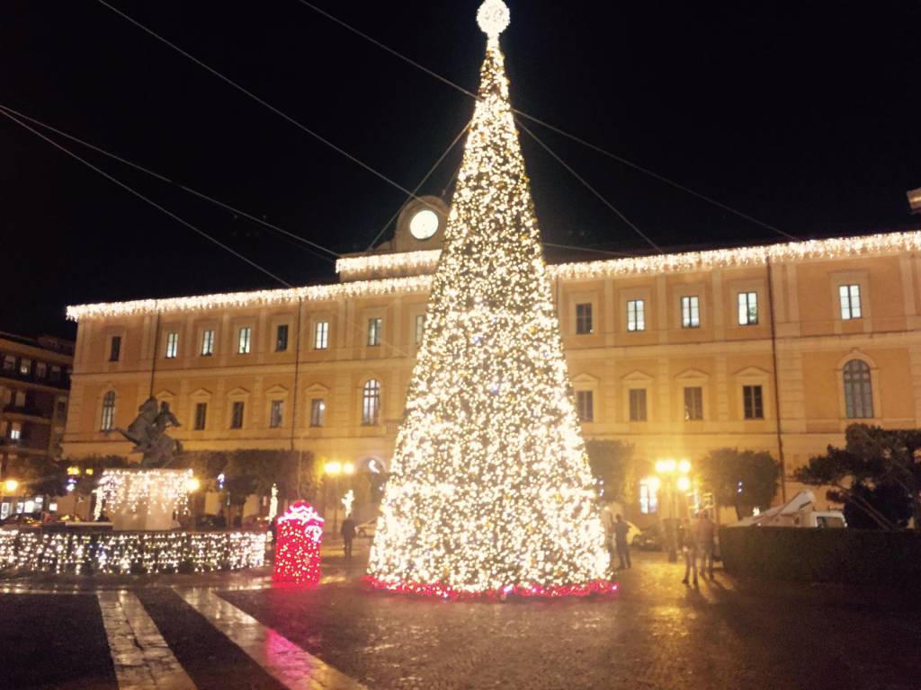Illuminazione Di Natale.60mila Euro Per Le Luci Di Natale Addobbi Tridimensionali E Villaggio Incantato Ecco Il Bando