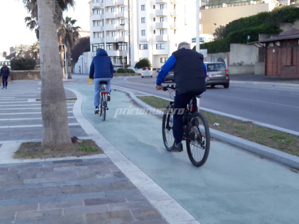 Lungomare gente bici