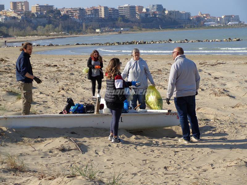 amici-ripuliscono-la-spiaggia-146812