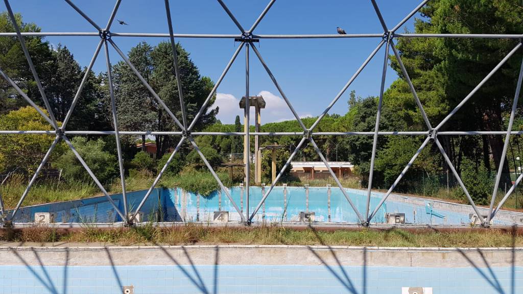 Piscina parco prima e dopo