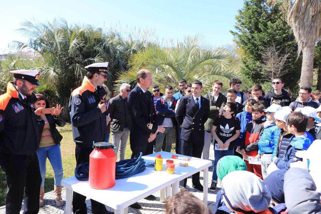 capitaneria-porto-giornata-del-mare-È stato un giovedì importantissimo per la Capitaneria di Porto-Guardia Costiera di Termoli che oggi, 11 aprile, ha festeggiato la ‘Giornata del mare e della cultura marinara’ presso il Circolo della Vela. Istituit