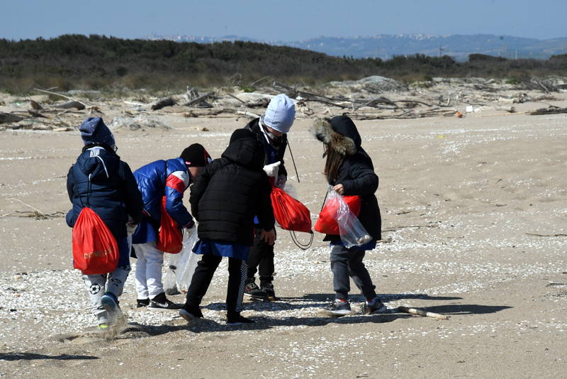 alunni su spiaggia Campomarino