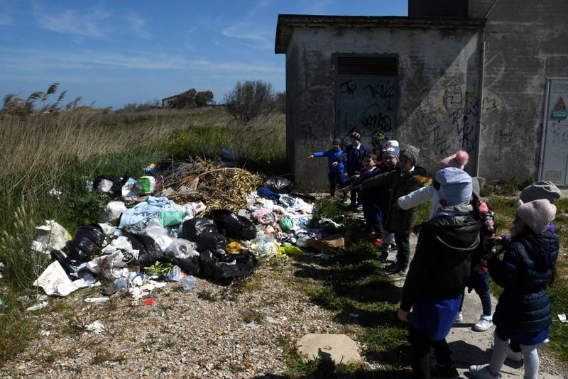 alunni su spiaggia Campomarino