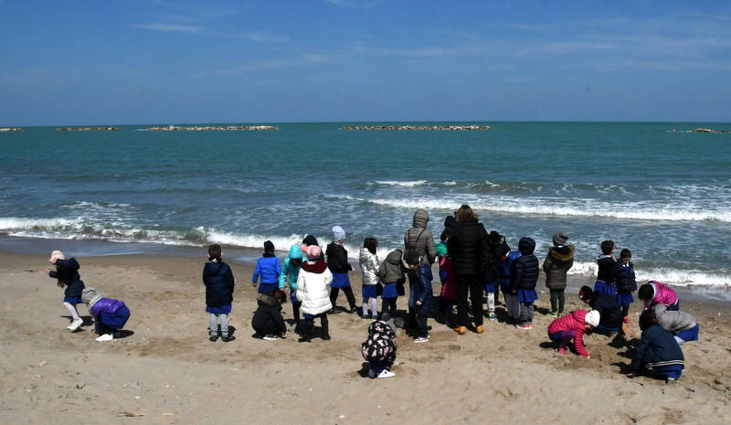 alunni su spiaggia Campomarino