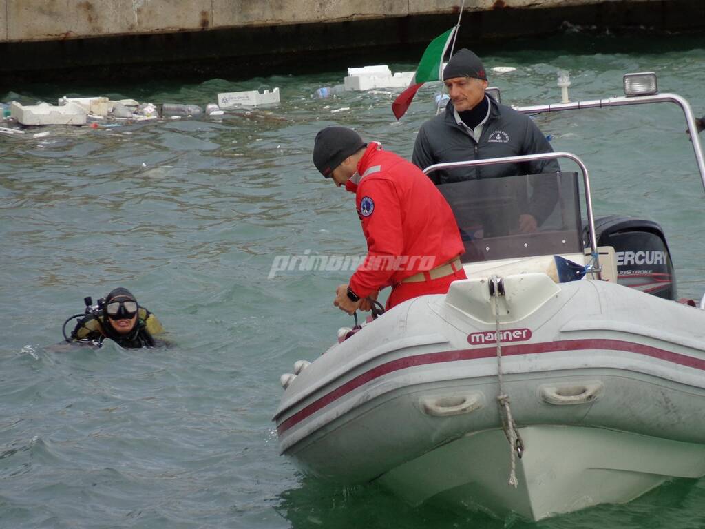 sommozzatori, vigili del fuoco, ricerche in mare, disperso,