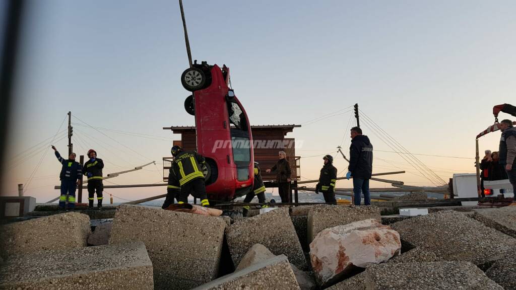 La Panda rossa estratta dal mare