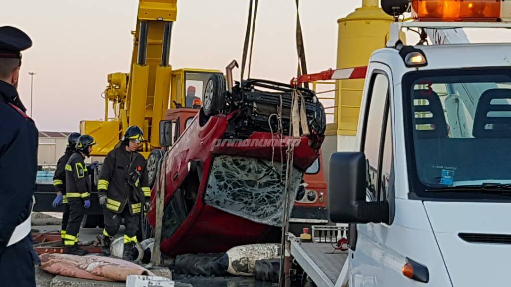 La Panda rossa estratta dal mare