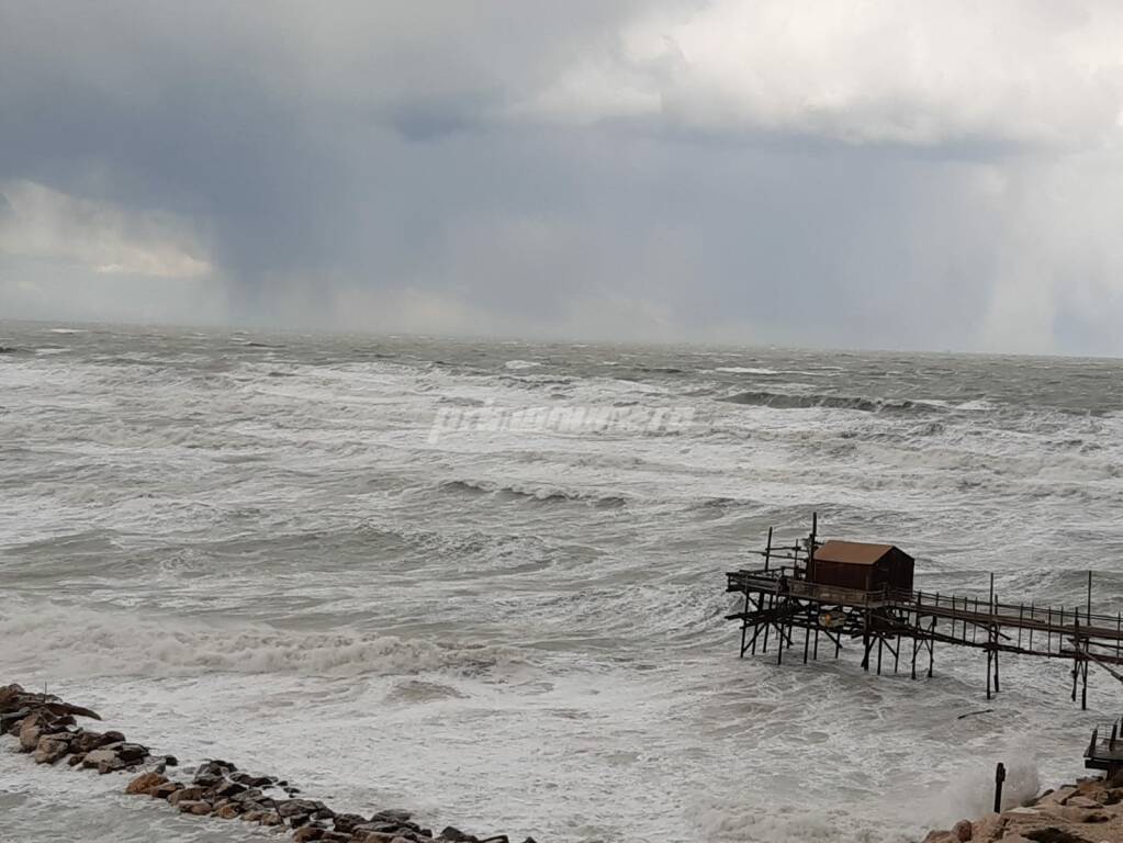 Mare burrasca termoli 