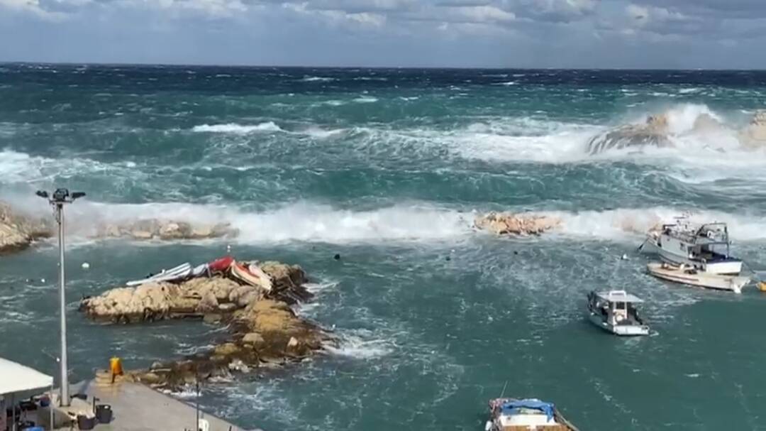 La mareggiata distrugge le barche alle isole Tremiti: "Siamo indifesi"
