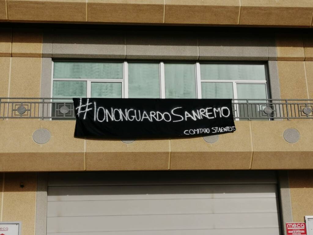 striscione studenti contro Sanremo