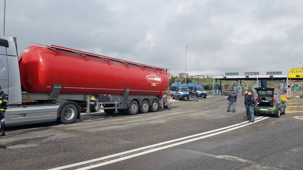 Controlli forze dell'ordine casello autostradale