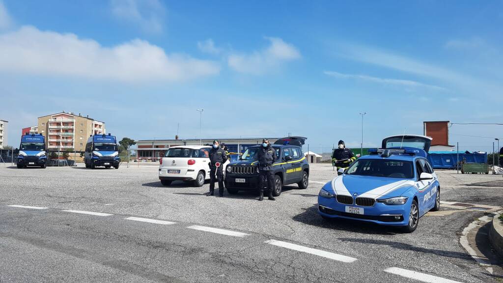 Controlli forze dell'ordine casello autostradale