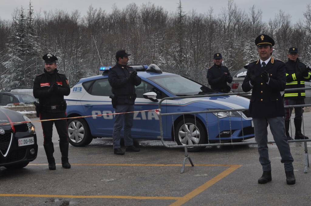 omaggio forze dell'ordine ai medici covid19