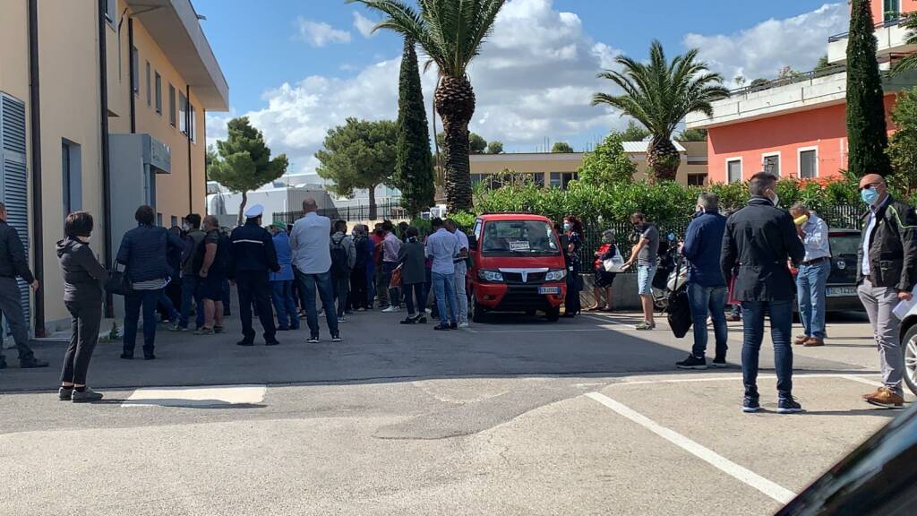 assembramento folla agenzia delle entrate Termoli