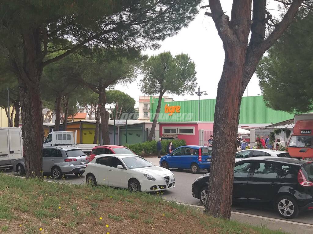 Prende vita l'area mercato di via Montecarlo