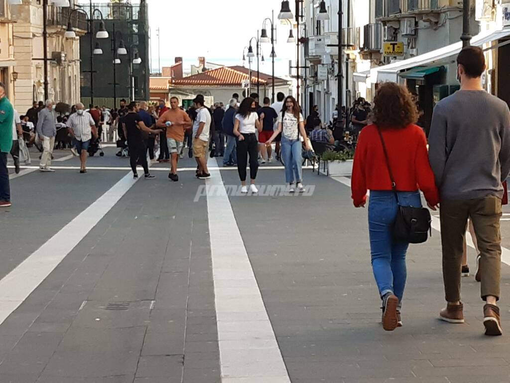 Termoli gente centro mascherine