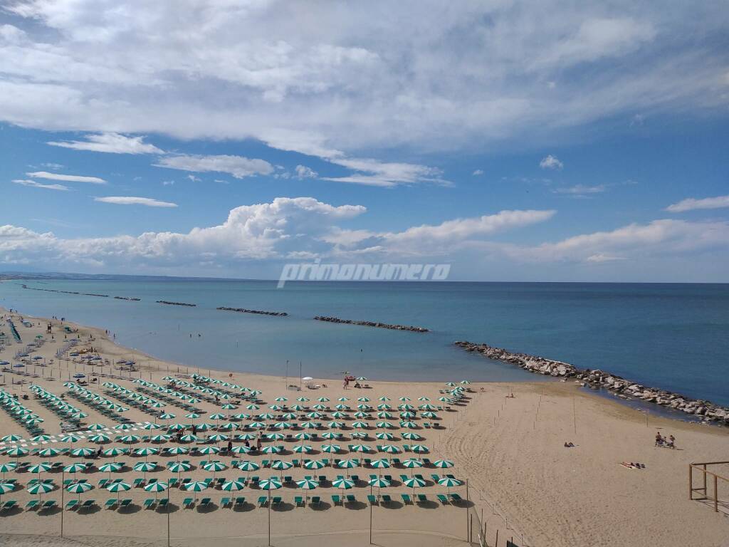 mare termoli pali covid spiaggia libera