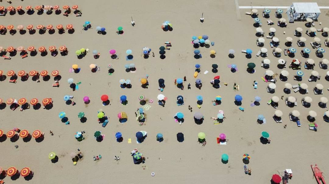 spiaggia libera ombrelloni distanziati petacciato
