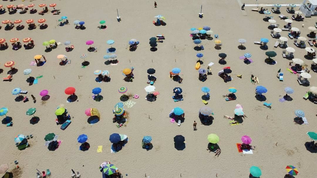 spiaggia libera ombrelloni distanziati petacciato