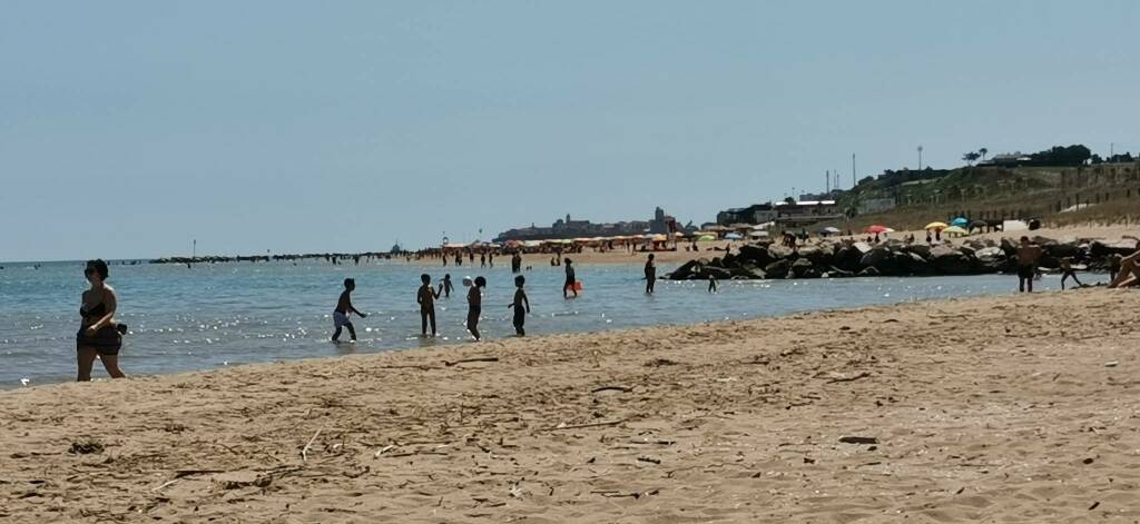 Ombrelloni spiaggia libera covid mare bagno