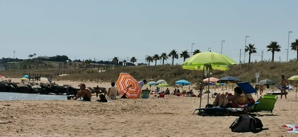 Ombrelloni spiaggia libera covid mare bagno