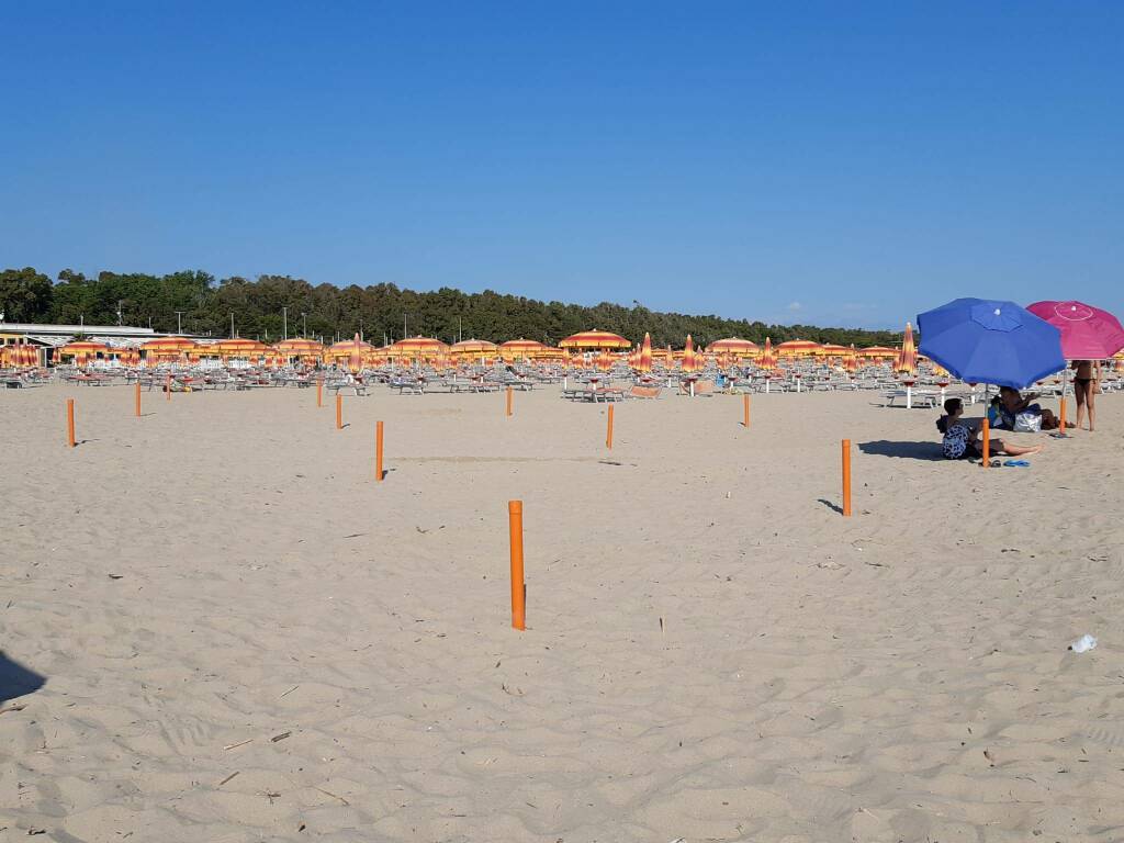 Paletti Petacciato ombrelloni spiaggia distanziamento 