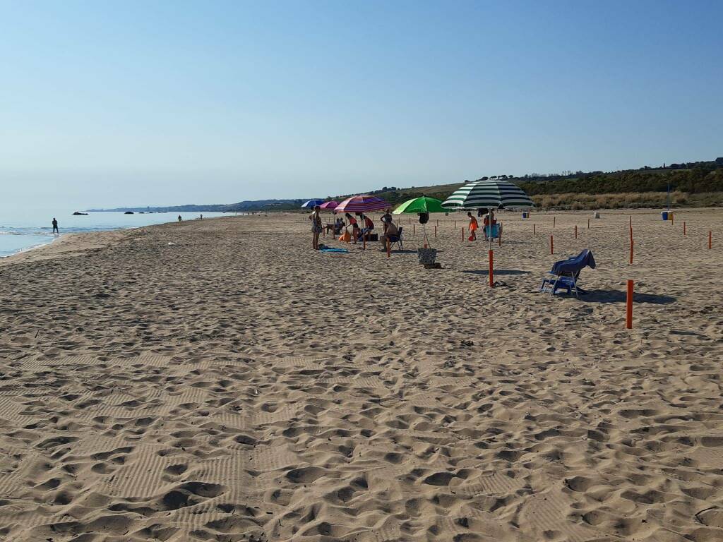 Paletti Petacciato ombrelloni spiaggia distanziamento 