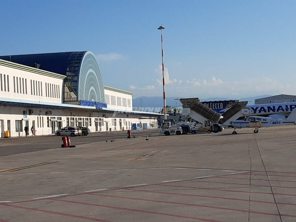 Aeroporto pescara voli aereo turisti valigie volotea imbarco