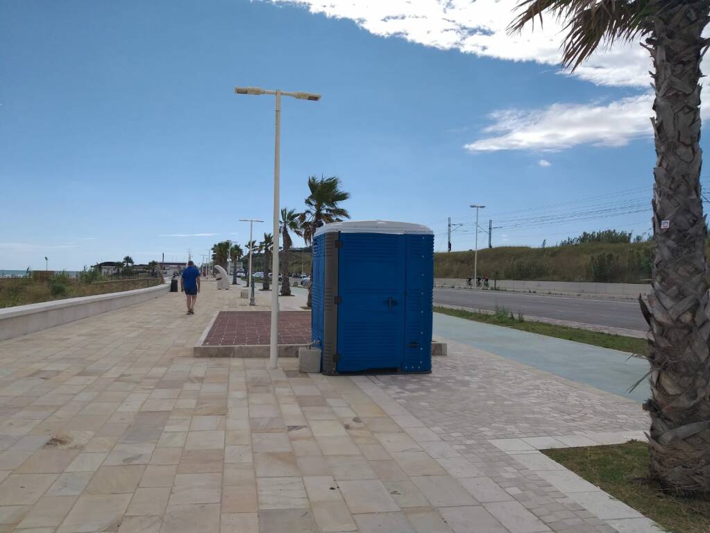 Bagno chimico sulla spiaggia covid lungomare Termoli