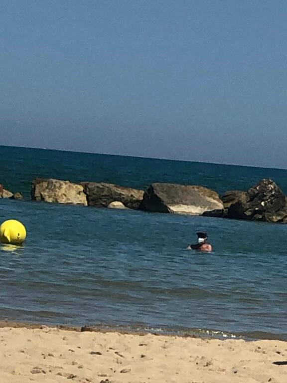 bagno con mascherina in mare