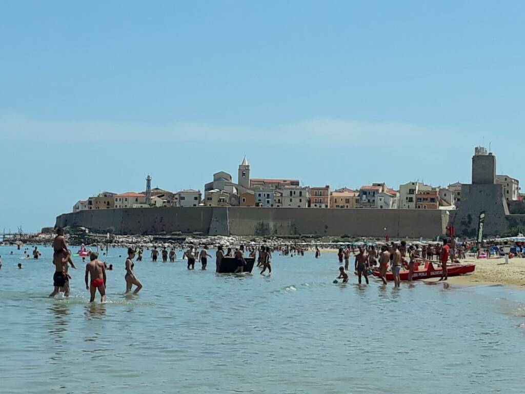 Spiaggia bagno mare lido folla luglio 