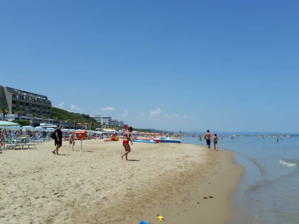 Spiaggia bagno mare lido folla luglio 