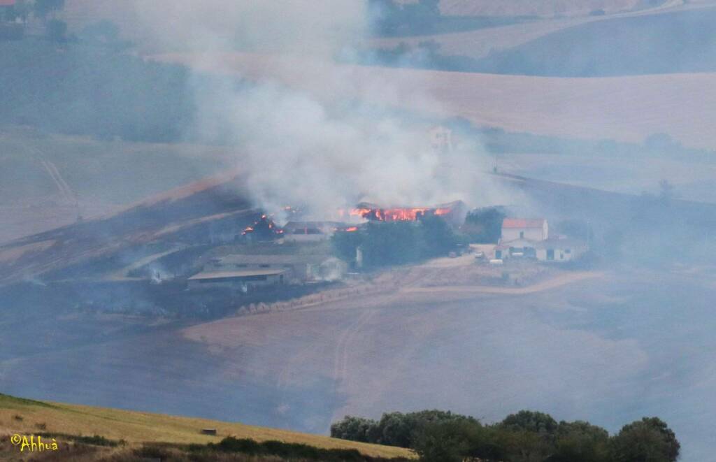 Incendio all'azienda Di Vaira