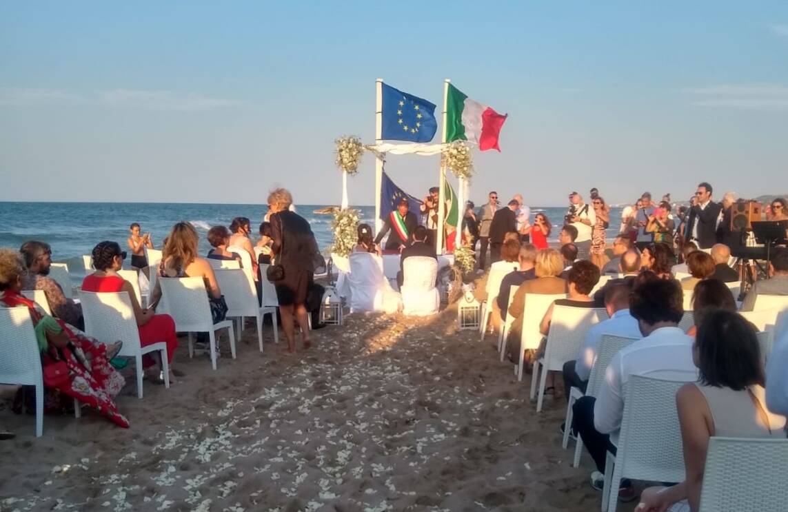 Matrimonio mare Petacciato spiaggia sposi