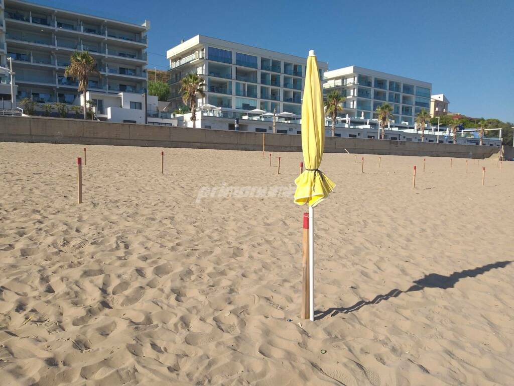 paletti occupati ombrelloni spiaggia libera