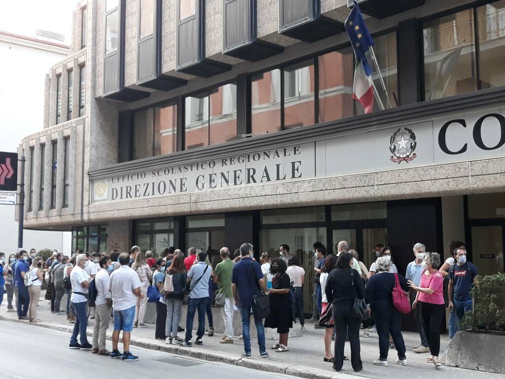 Supplenze, insegnanti in attesa per ore: caos davanti all'Ufficio scolastico