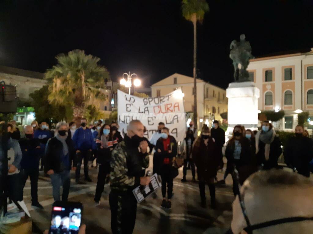 Manifestazione chiusura locali Termoli