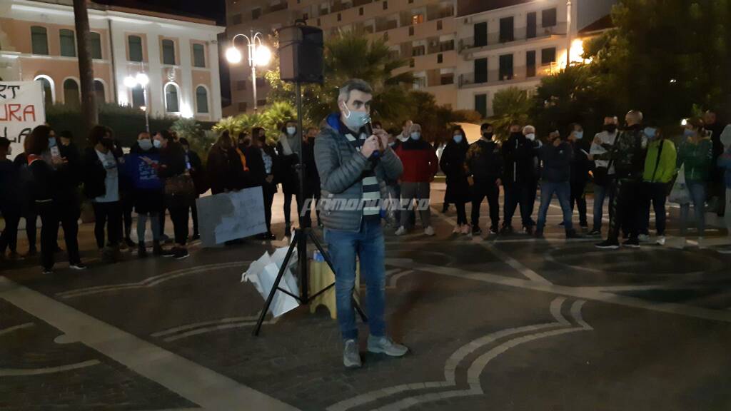 Manifestazione chiusura locali Termoli