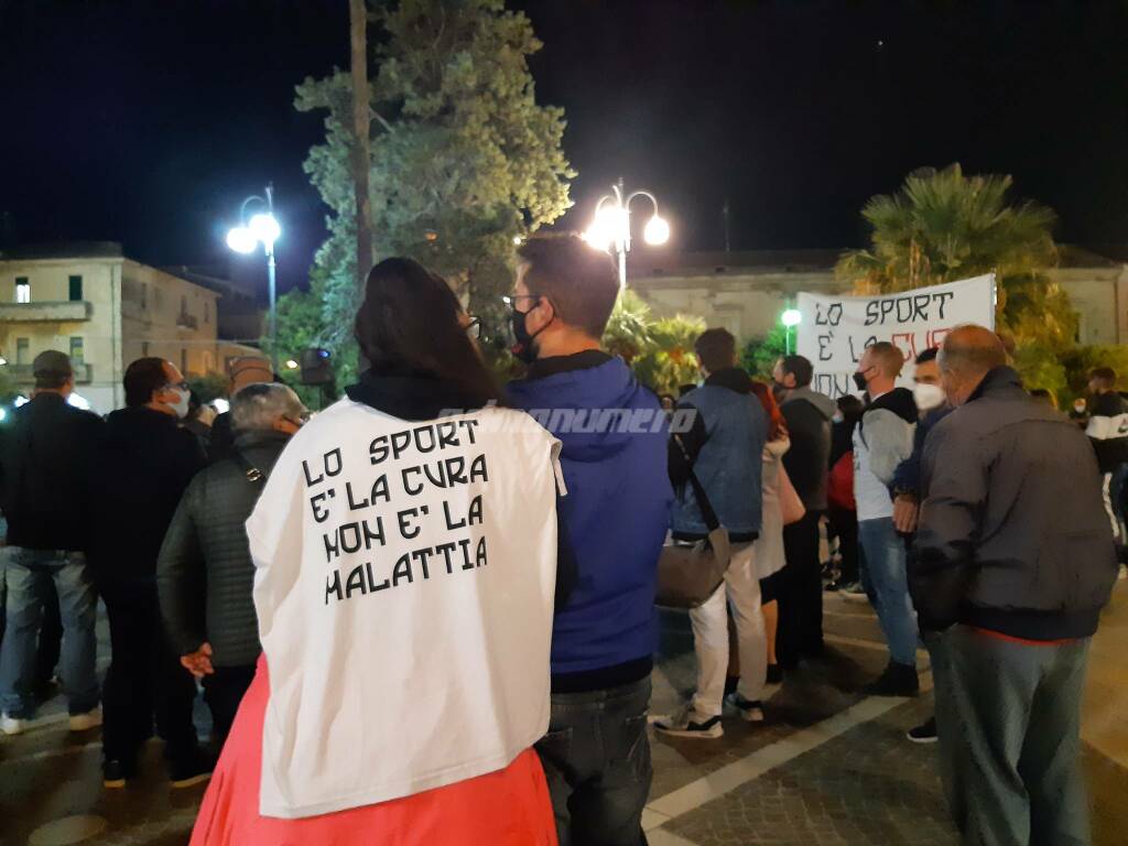 Manifestazione chiusura locali Termoli